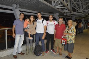 Recebendo o apoio dos familiares no saguão de embarque do Aeroporto Internacional do Recife.